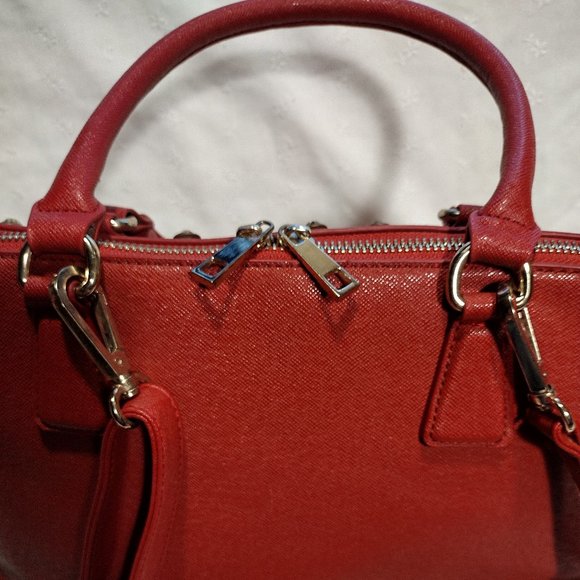 Betty Boop Red Satchel - Picture 3 of 10